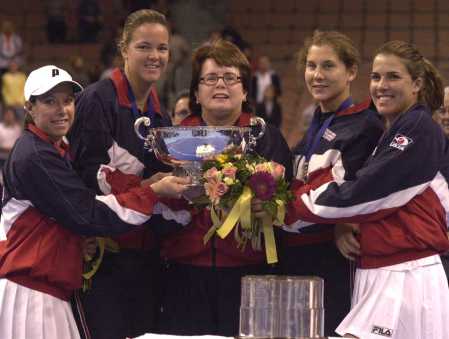 Fed Cup 2000: Members of the U.S. Fed Cup team hold up the championship trophy after winning the event Saturday, Nov. 25, 2000, in Las Vegas. The United States beat Spain 5-0 to win the cup. From left are Lisa Raymond, Lindsay Davenport, coach Billie Jean King, Monica Seles and Jennifer Capriati. (AP Photo/Jeff Klein).