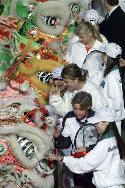 Hong Kong 2001: before start of tournament with other players: Elena Dementieva, Lisa Raymond and Jing-Qian Yi